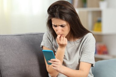 Sinir kız telefon içeriğini okumaya tırnak ısırma