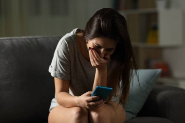 Üzgün teen evde kötü haber online alma