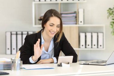 Video aramasý bir akıllı telefon ile sahip ofis çalışanı