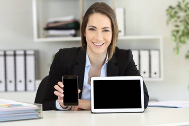 Tablet ve akıllı telefon ekranları gösterilen memur