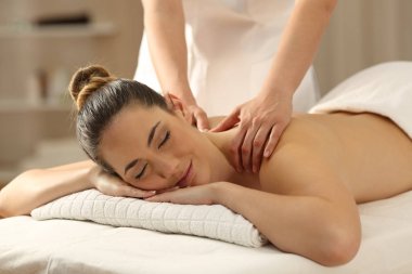 Rahat Bayan bir spa merkezinde masaj aldıktan