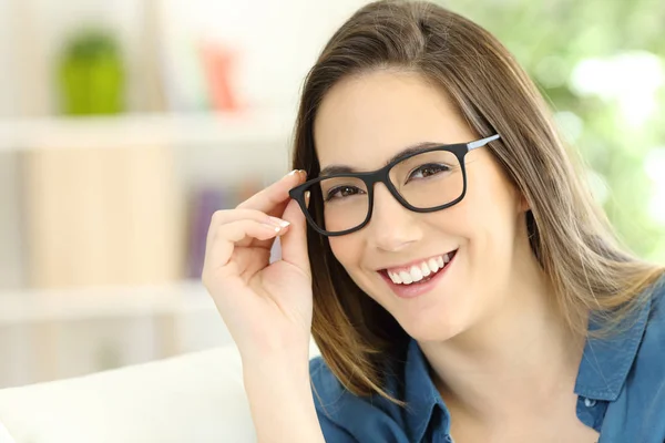 Szépség nő visel szemüveget pózol — Stock Fotó