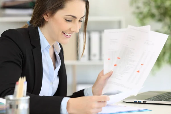 Ejecutivo feliz la gestión de diferentes documentos en la oficina —  Fotos de Stock