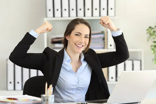 Motivated businesswoman looking at camera at office — Stock Photo, Image