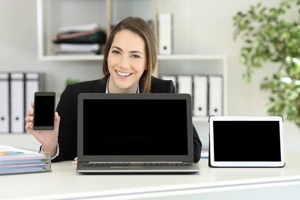 Büroangestellte zeigt mehrere Geräte leere Bildschirme — Stockfoto