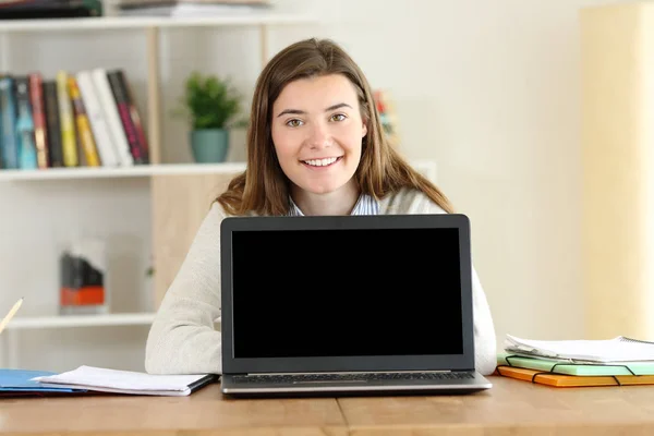 Estudante mostrando à câmera uma tela de laptop em branco — Fotografia de Stock