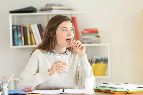 学生在家里吃药缓解疾病症状 — 图库照片