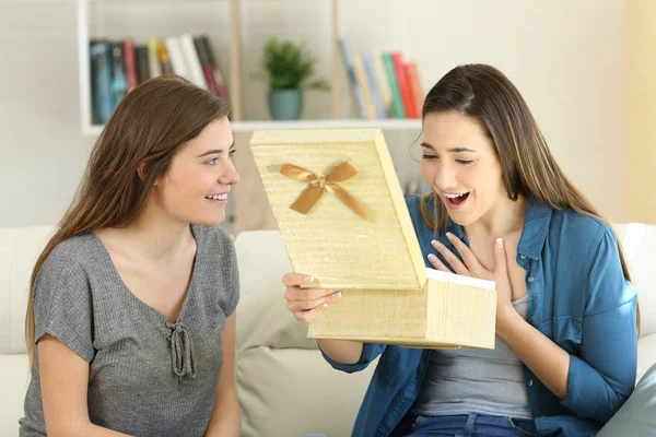 Twee vrienden thuis een doos van de gift te openen — Stockfoto