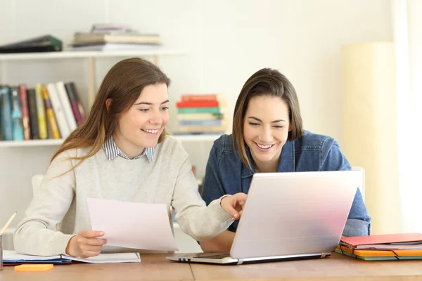 Dois estudantes aprendendo juntos on-line — Fotografia de Stock