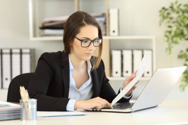 Yönetici ofisi bir dizüstü bilgisayar veri girme