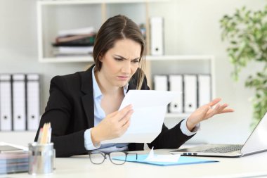 Belgeleri okuma kafası karışık ofis çalışanı
