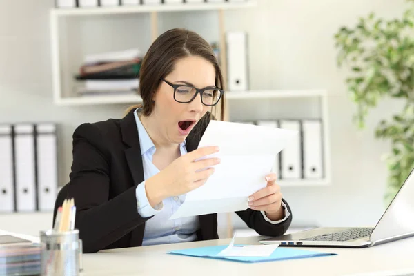 Скучный офисный работник зевает, читая документы — стоковое фото