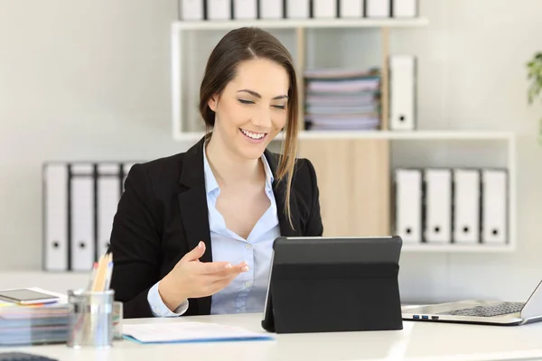 Uitvoerend met een video-oproep met een tablet op kantoor — Stockfoto