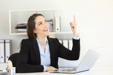 Yukarıda işaret mutlu ofis çalışanı