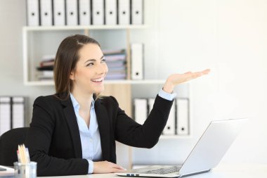 Bir şey boş tutan ofis çalışanı