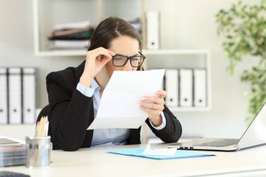 Görme sorunları ofis çalışanı