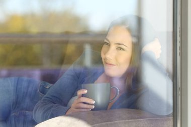 Rahat kadın açık havada bir pencereden bakıyor