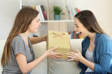 Heyecanlı kız bir arkadaşımdan bir hediye alma