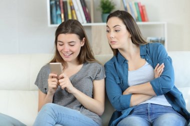 Kız arkadaşı telefon mesajları casusluk