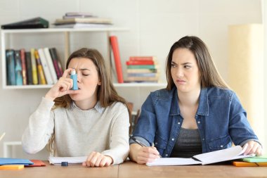 Asmathic arkadaşı reddetme öğrenci