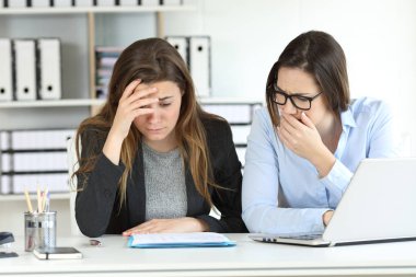 Bir hata keşfetmek için endişe Ofis çalışanları