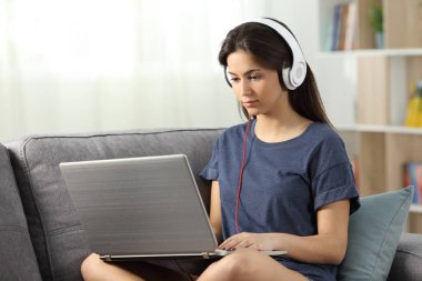 E-online ile bir dizüstü bilgisayar evde öğrenme öğrenci