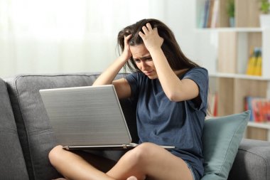 Endişeli teen evde kötü haber online okuma