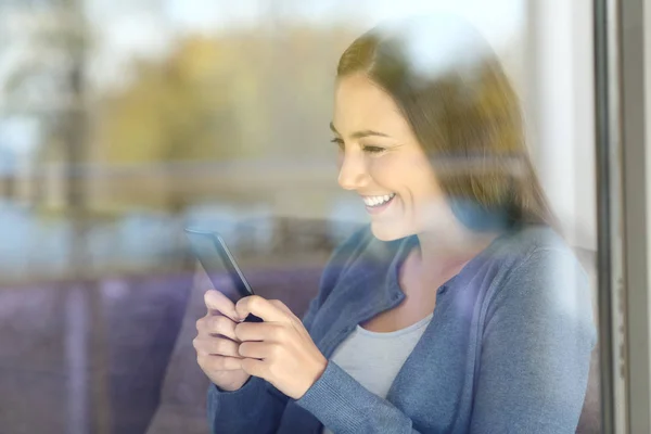 Mensajes de texto de chica usando un teléfono inteligente en casa — Foto de Stock