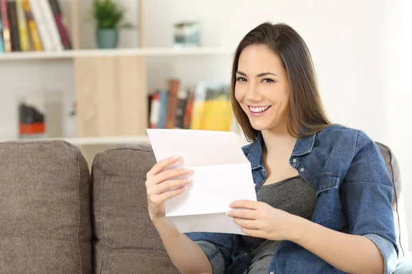 Mulher feliz segurando uma carta em casa — Fotografia de Stock