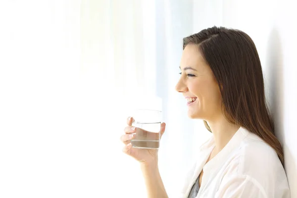 Profilo di una donna felice che tiene un bicchiere d'acqua — Foto Stock