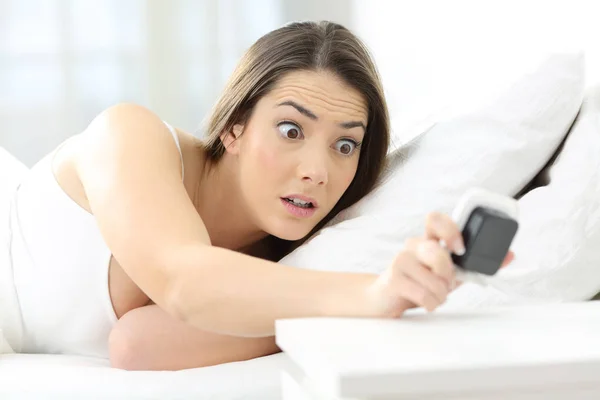 Mulher preocupada verificando alarme acordar tarde — Fotografia de Stock