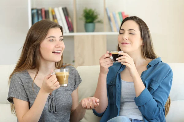 เพื่อนสองคนคุยกันและสนุกกับถ้วยกาแฟ — ภาพถ่ายสต็อก