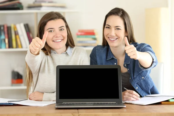 Dos estudiantes mostrando una pantalla portátil en blanco — Foto de Stock