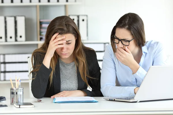 Besorgte Büroangestellte entdecken einen Fehler — Stockfoto