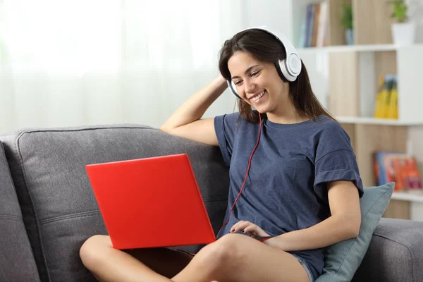 Feliz adolescente viendo videos en línea en casa — Foto de Stock
