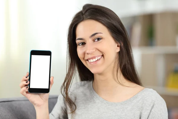 Adolescente mostrando uma tela de telefone mockup para câmera — Fotografia de Stock