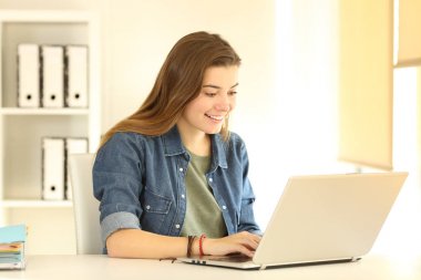 Hatta bir dizüstü bilgisayar ile çalışma mutlu ofis çalışanı