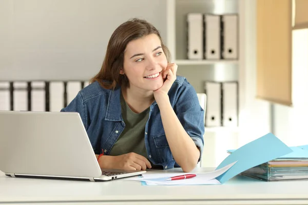 Praktikant träumt vom Seitenblick im Büro — Stockfoto