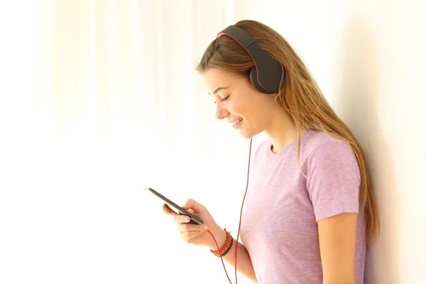 Έφηβο να ακούτε μουσική σε γραμμή χρησιμοποιώντας ένα τηλέφωνο — Φωτογραφία Αρχείου