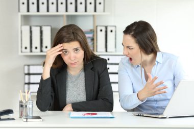 Kameraya bakarak bir emlployee azar patron