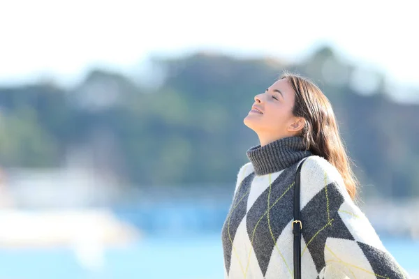 Vrouw met trui die frisse lucht inademt — Stockfoto