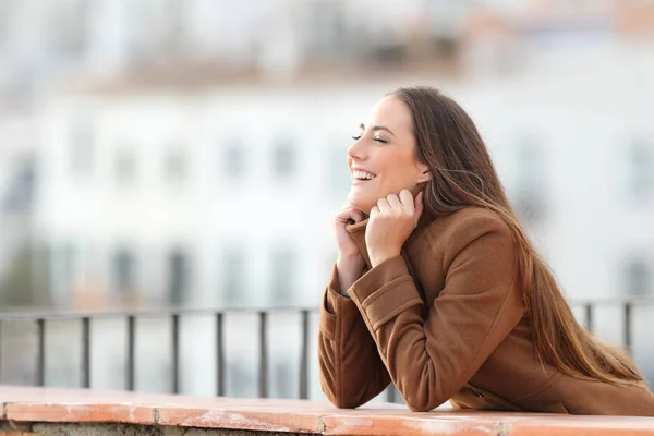 Щаслива жінка, що гріється на балконі взимку — стокове фото