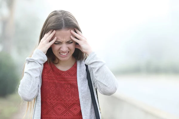 Vrouw klagen lijden migraine een mistige dag — Stockfoto