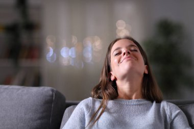 Tatmin olmuş ev sahibi dinleniyor, temiz hava alıyor.