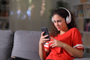 Kırmızılı kız evde müzik dinliyor.