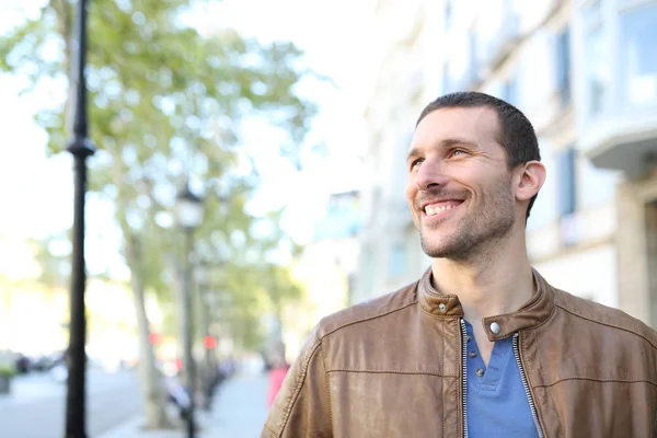 Homem bonito adulto feliz olhando para o lado na rua — Fotografia de Stock