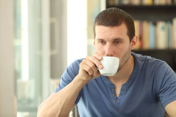 Afgeleide volwassen man die koffie drinkt in een bar of thuis — Stockfoto