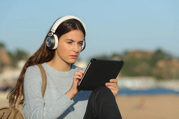 Skoncentrowana dziewczyna e-learning z tabletem i słuchawkami — Zdjęcie stockowe