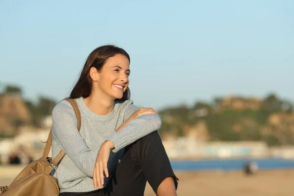 Menina feliz relaxante contemplando vistas sobre a praia — Fotografia de Stock