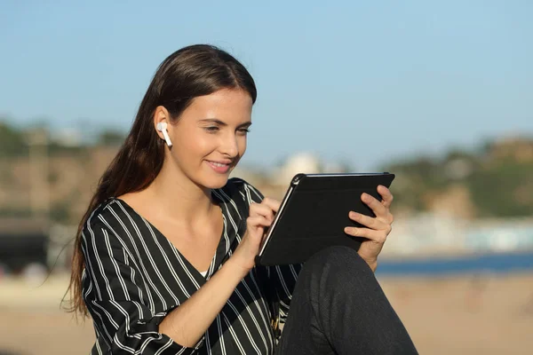 Aprendizaje electrónico de mujer feliz con tabletas y auriculares inalámbricos — Foto de Stock